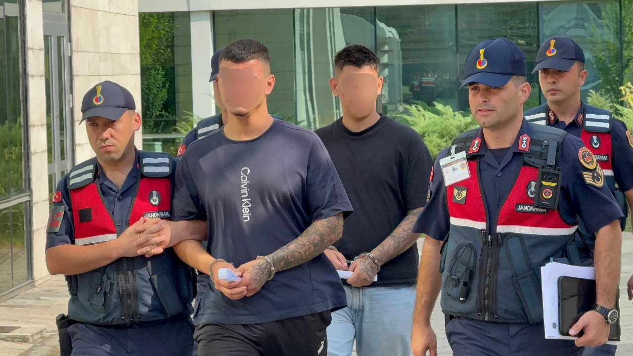Bor&ccedil; y&uuml;z&uuml;nden gen&ccedil; adamı taşla darbettiler! 2 kişi tutuklandı