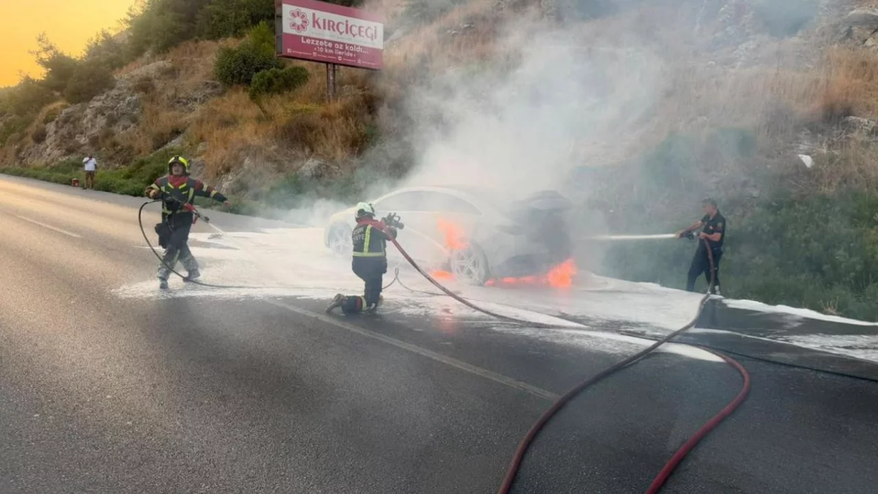 Yanan elektrikli otomobil suyla s&ouml;nm&uuml;yor! &Ouml;zel ekipmana rağmen 12 saat s&uuml;rd&uuml;