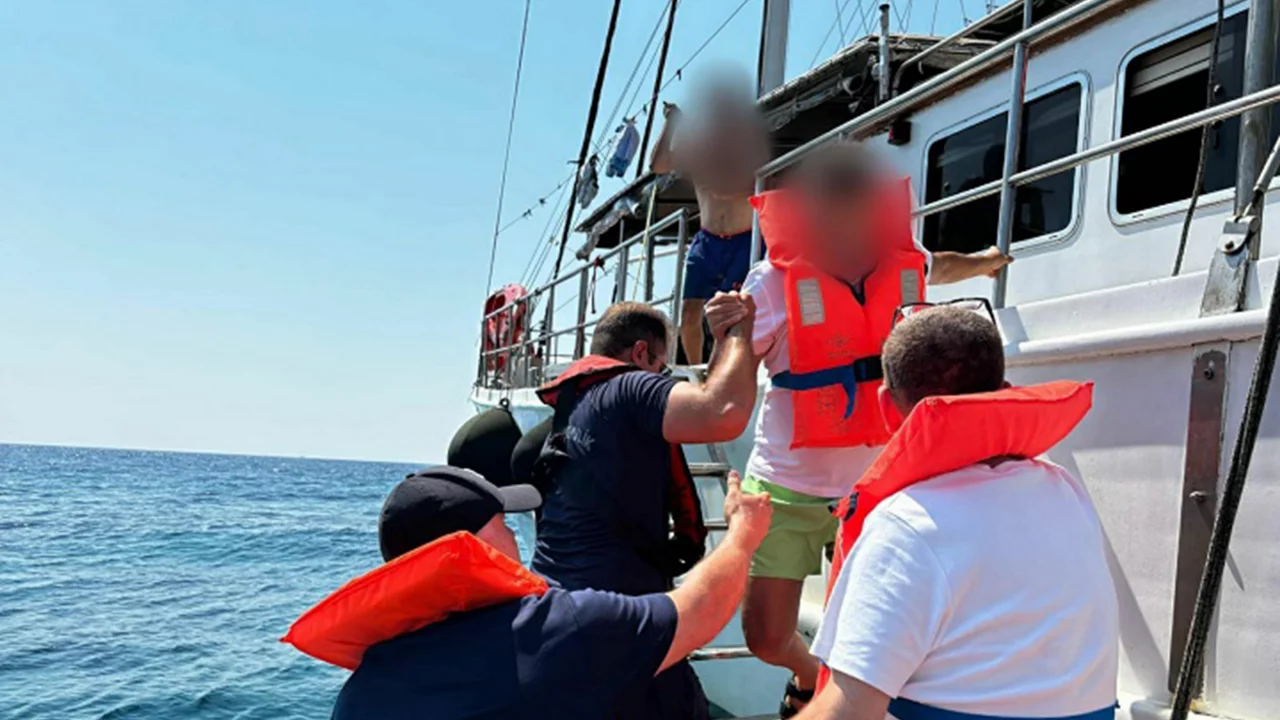 Karaya oturan gezi teknesindeki 11 kişi Sahil Güvenlik tarafından kurtarıldı