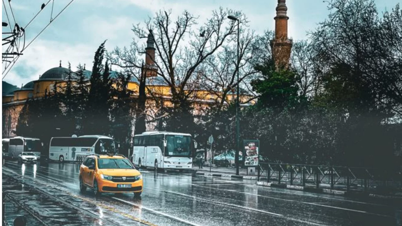 Bursa'da hava tersine d&ouml;necek! &Ouml;nce sıcak, ardından g&ouml;k g&uuml;r&uuml;lt&uuml;l&uuml; sağanak