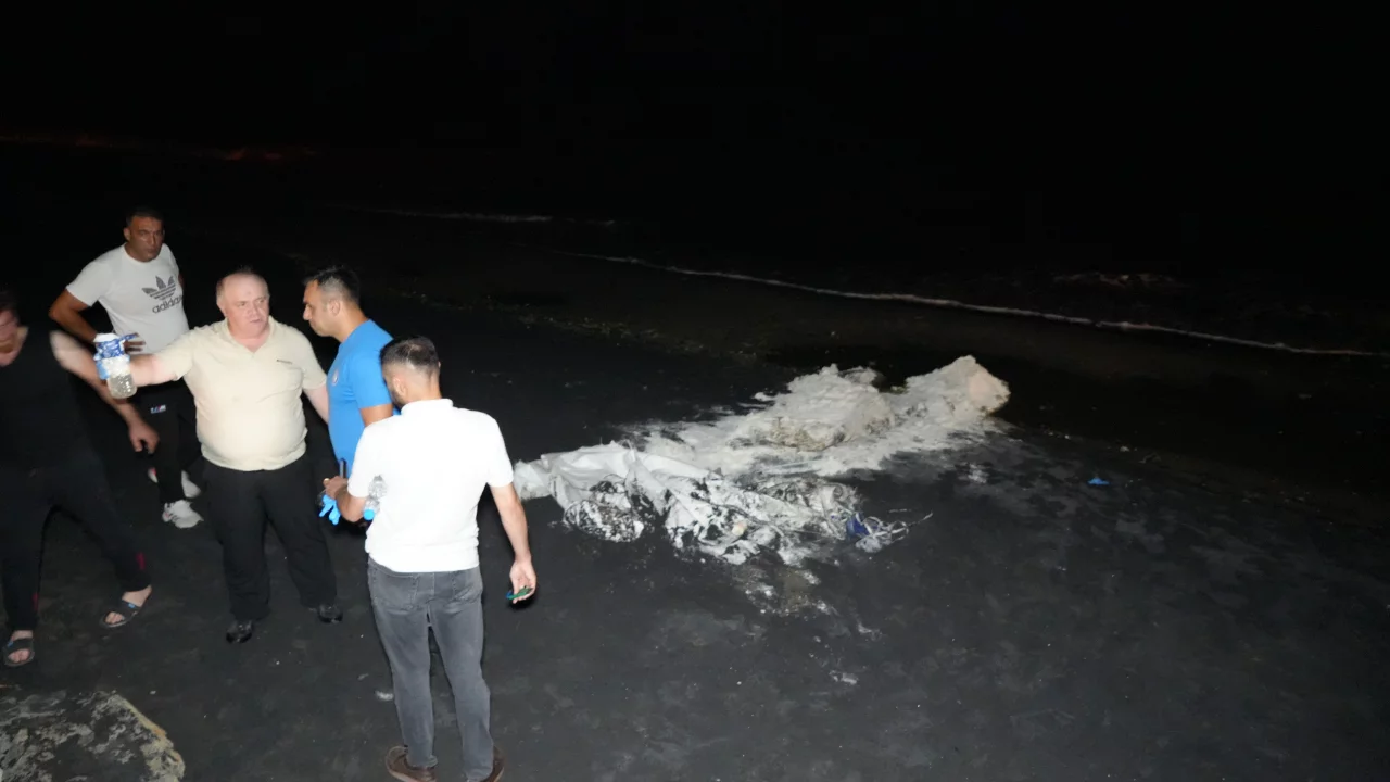 Sahilde ş&uuml;pheli madde paniği: Ekipler alarma ge&ccedil;ti