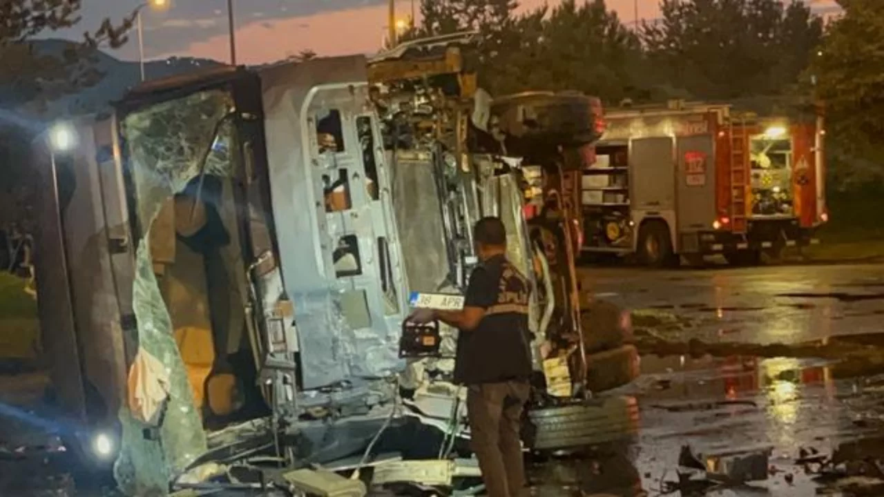 Yolcu otob&uuml;s&uuml; ile akaryakıt tankeri &ccedil;arpıştı! &Ccedil;ok sayıda yaralı...