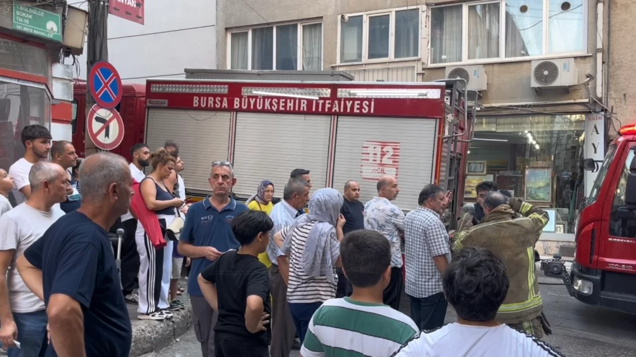 Bursa'da alev alarmı! Mahalleli sokağa d&ouml;k&uuml;ld&uuml;