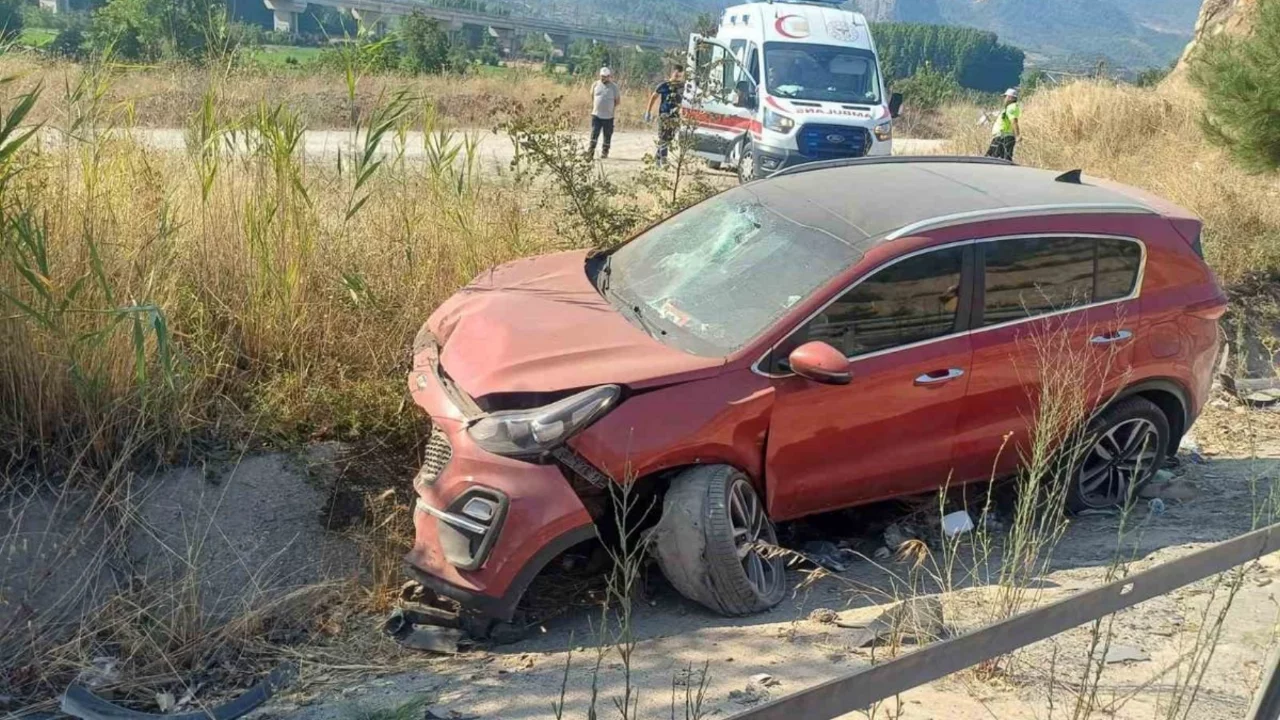 Bilecik'te otomobil bankete düştü: 4 yaralı