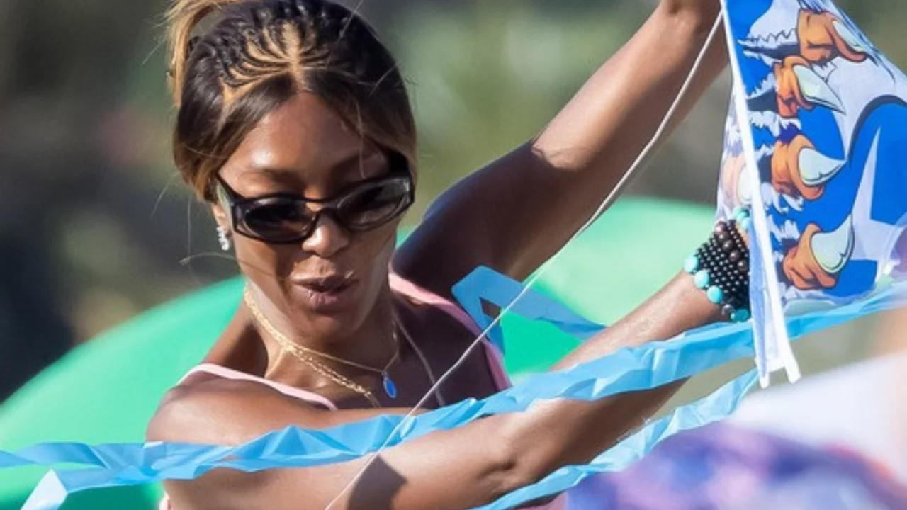Naomi Campbell Saint-Tropez'de &ccedil;ocukluğuna d&ouml;nd&uuml;! Sahilde u&ccedil;urtma u&ccedil;urdu