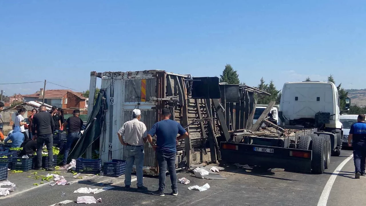 Bursa'da y&uuml;kl&uuml; kamyon devrildi! Tonlarca biber yola sa&ccedil;ıldı