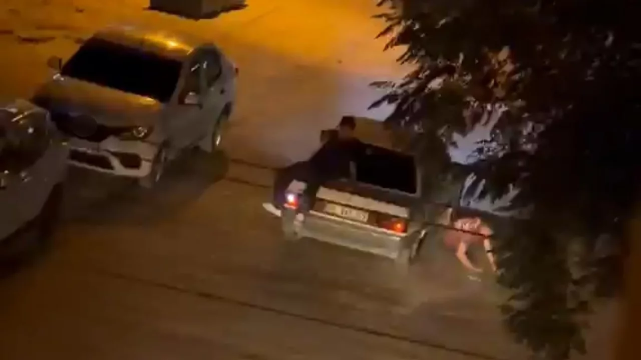 Otomobilden düşen genç altında ezilmekten son anda kurtuldu