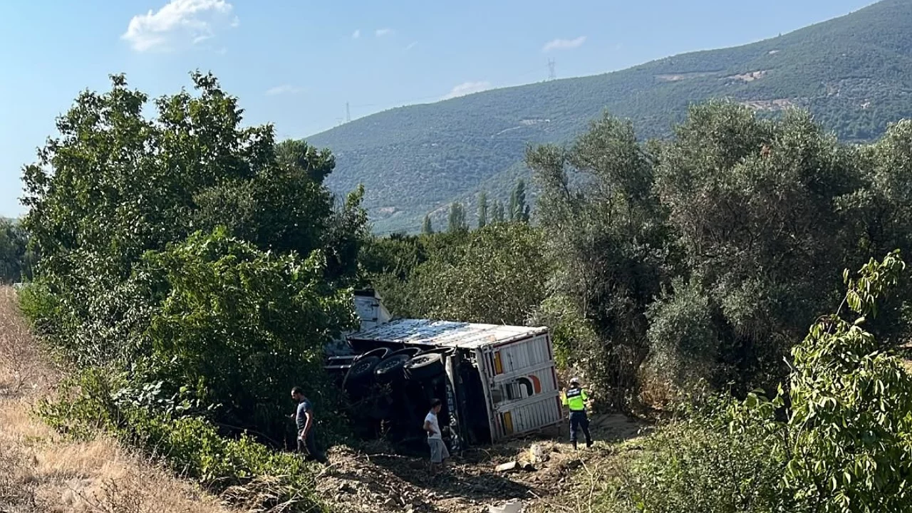 Bursa'da yoldan &ccedil;ıkan kamyon araziye u&ccedil;tu!