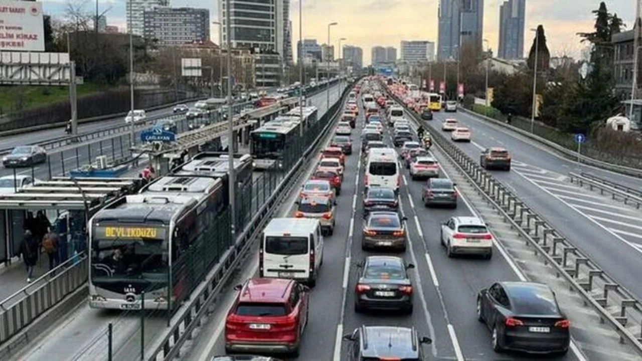 İstanbul'da trafik var mı? SON DAKİKA! 25 Ağustos Salı hangi il&ccedil;elerde trafik var, hangi yollar kapalı?