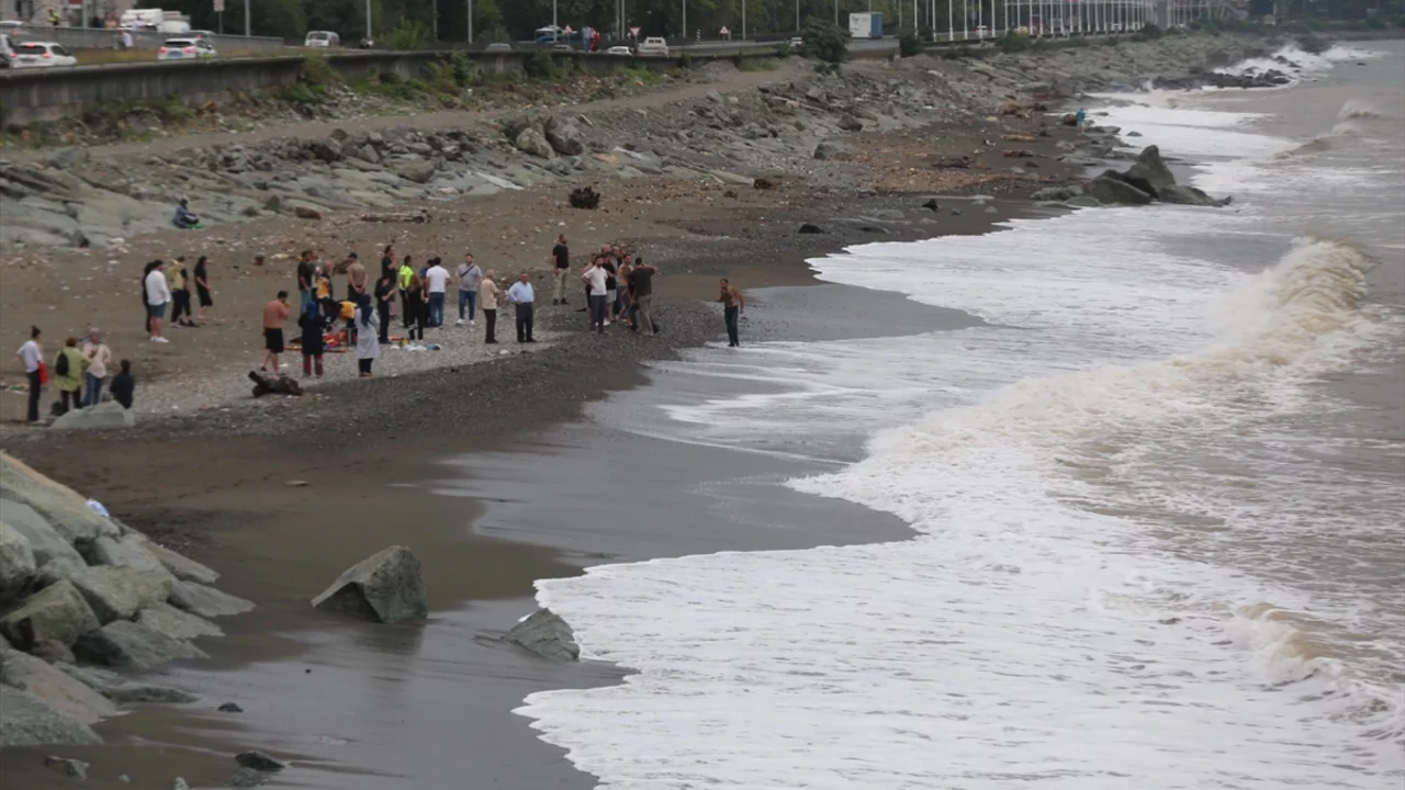 Rize'de denize giren iki kardeşten acı haber: Biri hayatını kaybetti, diğeri aranıyor