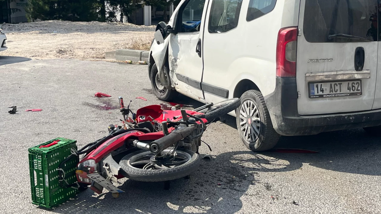 Mudurnu'da motosiklet ile hafif ticari ara&ccedil; &ccedil;arpıştı: S&uuml;r&uuml;c&uuml; ağır yaralandı
