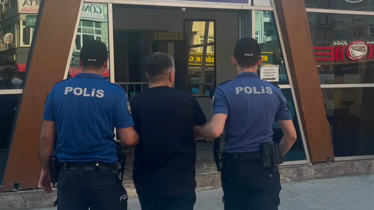 Polisi g&ouml;r&uuml;nce ka&ccedil;tılar: Biri h&uuml;k&uuml;ml&uuml; &ccedil;ıktı, diğerine 200 bin lira ceza kesildi
