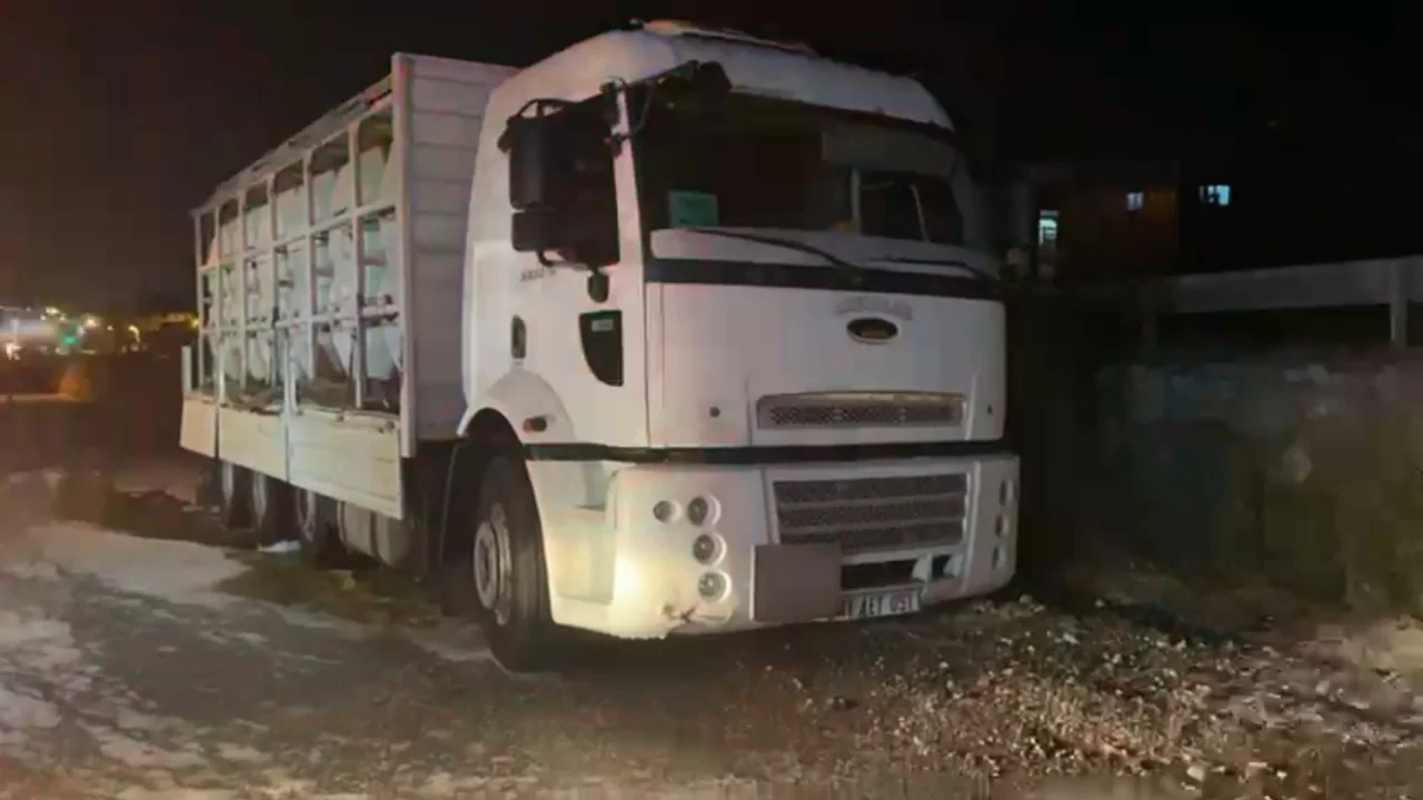 Sakarya'da asit y&uuml;kl&uuml; kamyonda sızıntı: 2 kişi etkilendi