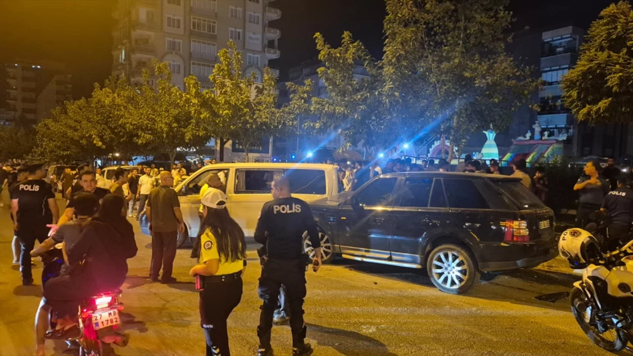 Nizip'te polisin 'dur' ihtarına uymadı: Ka&ccedil;arken 3 araca &ccedil;arptı