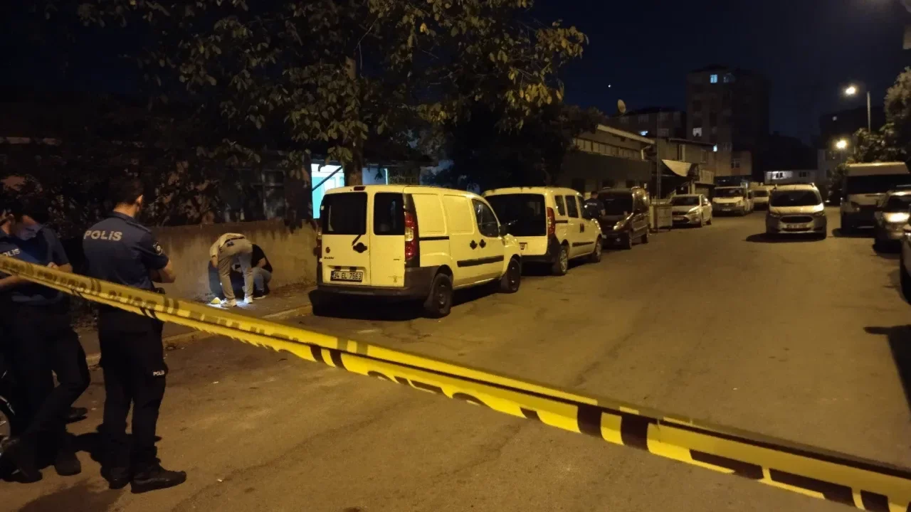 Gecekondu tarandı: &Ccedil;ocuklar da sokaktayken dehşet sa&ccedil;tı