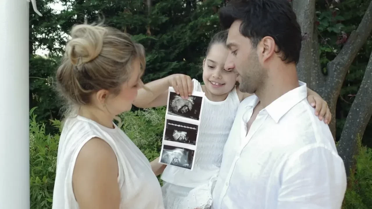 Gamze Er&ccedil;el'in eşi Caner Yıldırım'dan "4+1" notlu aile pozları! Hande Er&ccedil;el'in yorumu kafaları karıştırdı