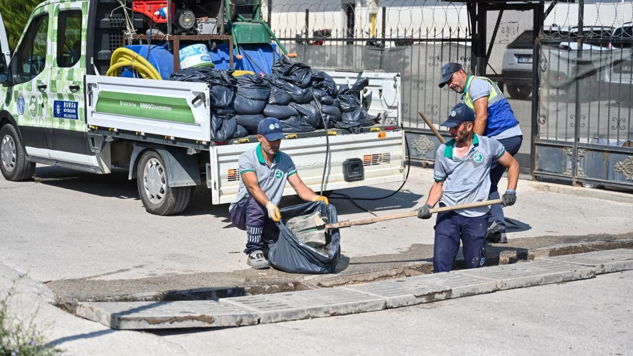 Bursa'da sonbahar hazırlığı başladı! Binlerce yağmur suyu ızgarası temizleniyor