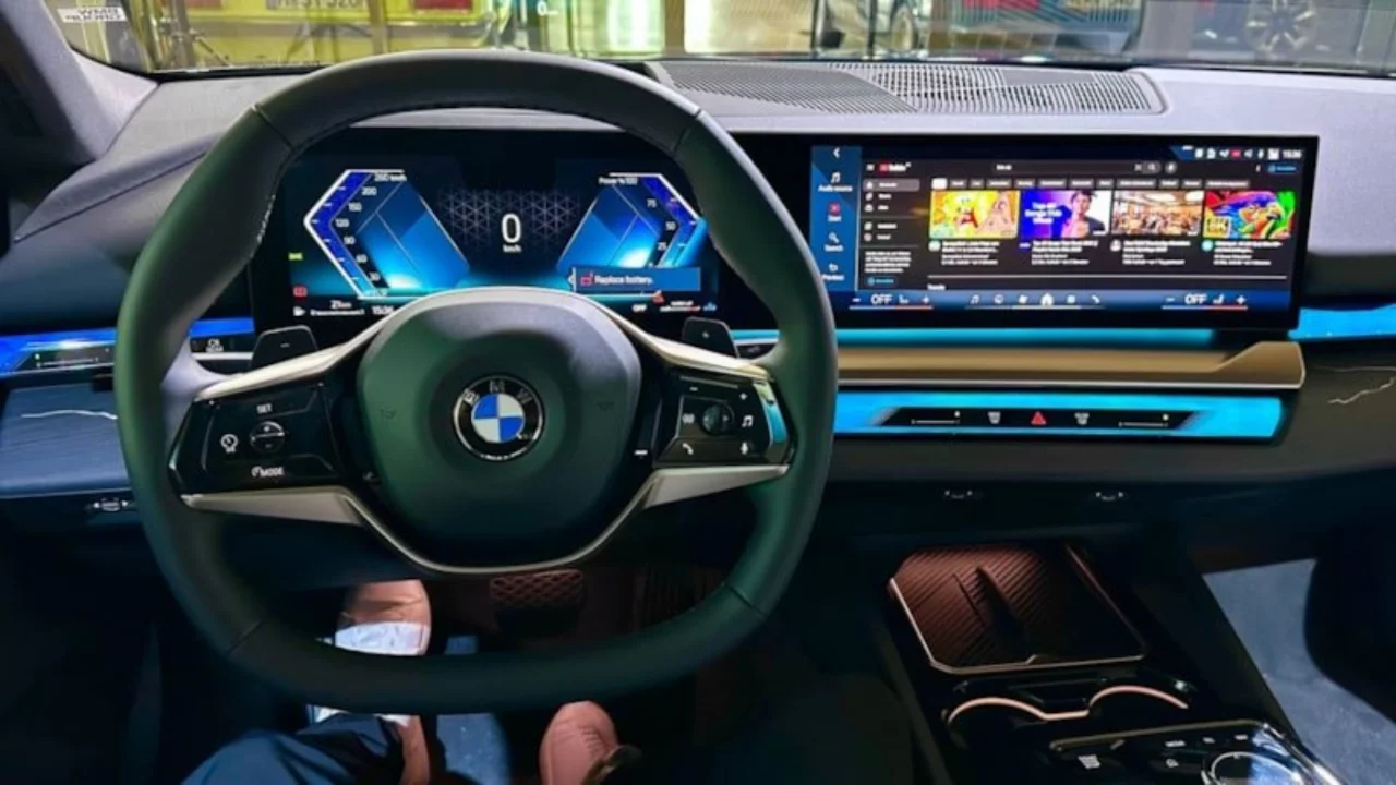 BMW resmen a&ccedil;ıkladı: Fiziksel d&uuml;ğmeler geri gelecek mi?