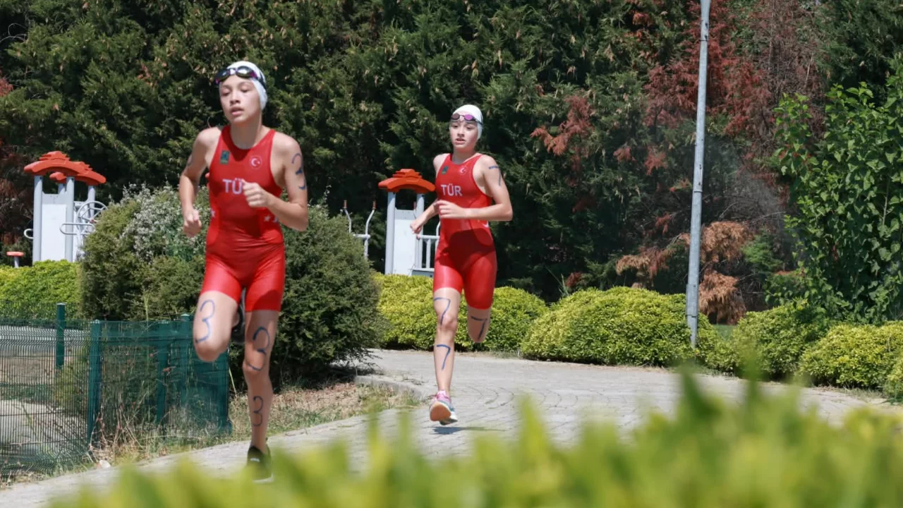 Bursa'da sporcuların zorlu Triathle mücadelesi! Dereceye girmek için ter döktüler