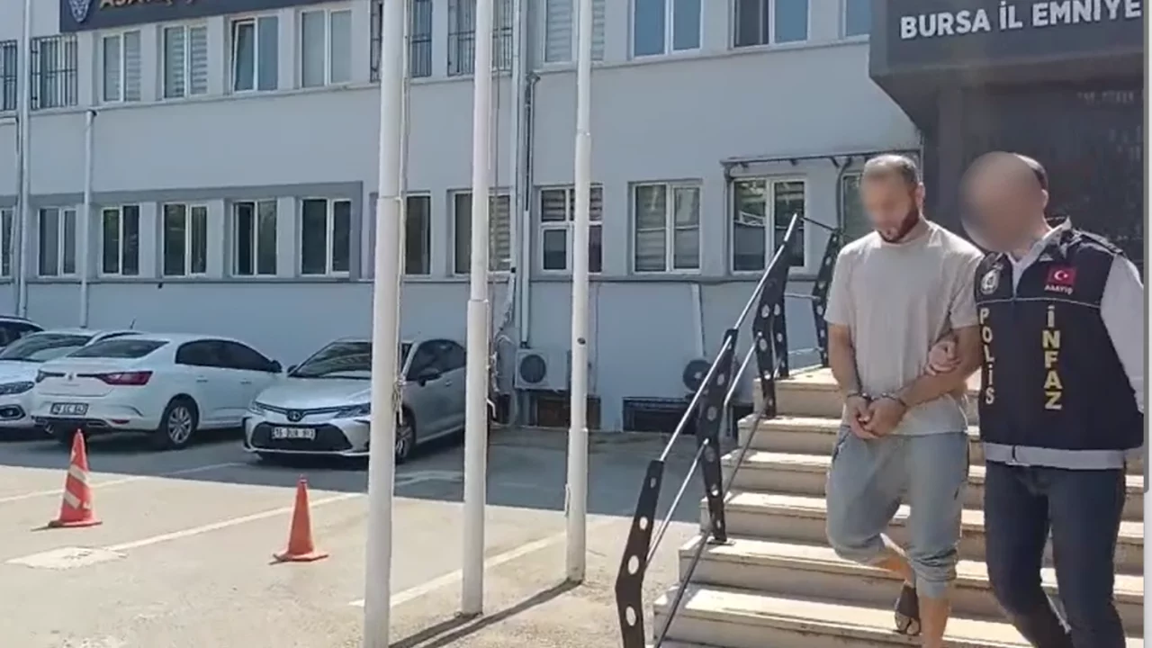 Bursa'da 3 firari kıskıvrak yakalandı! Cezaları dudak u&ccedil;uklattı...