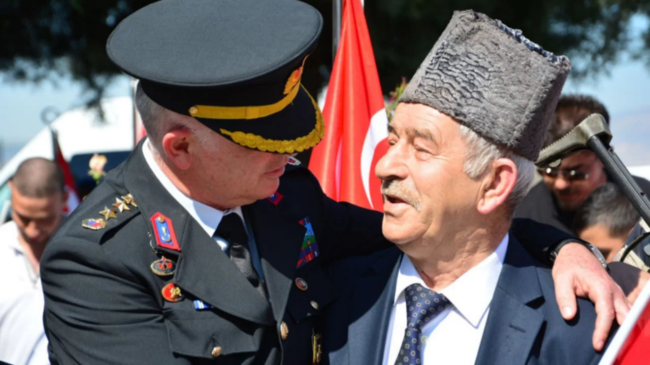 Zaferin yıld&ouml;n&uuml;m&uuml;nde şehitlikte minnet ve dua y&uuml;kseldi