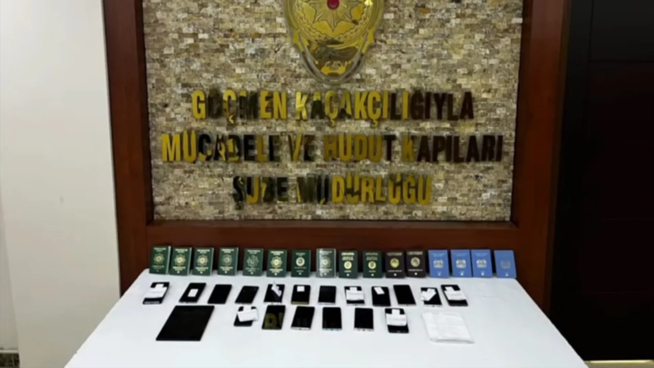 İstanbul'da g&ouml;&ccedil;men ka&ccedil;ak&ccedil;ılığı operasyonu: 4 ş&uuml;pheli yakalandı