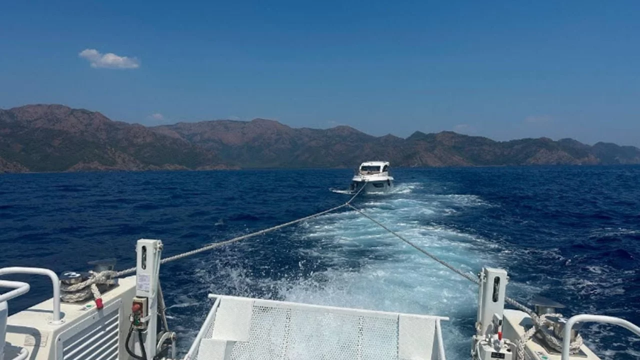 Marmaris'te arıza yapan motoryat kurtarıldı