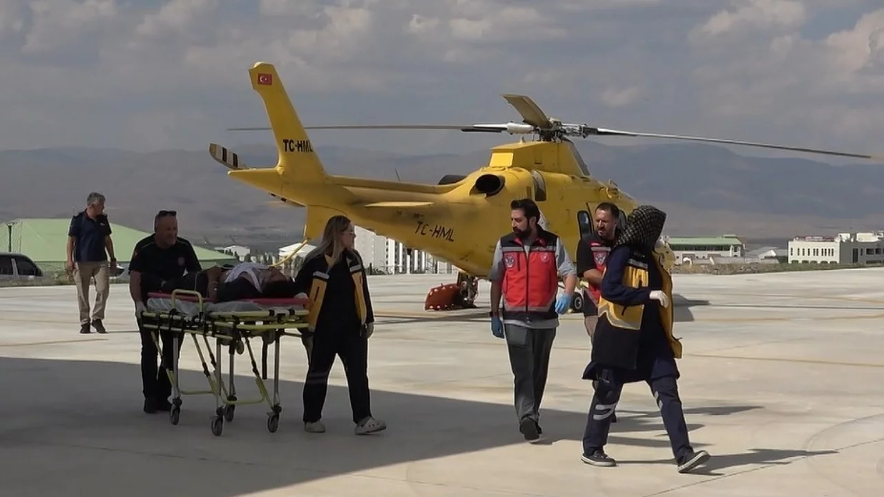 Ambulans helikopter traktör altında kalan genç için havalandı