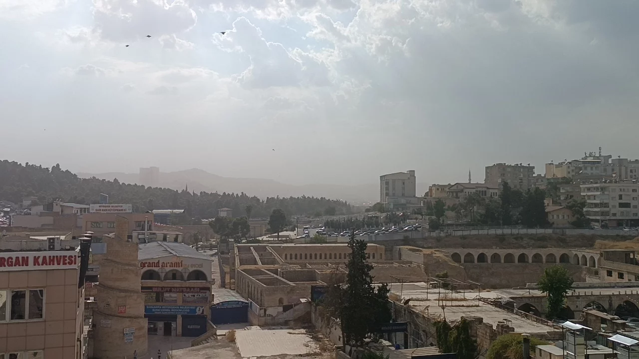 Toz bulutu ve rüzgar kenti etkisi altına aldı
