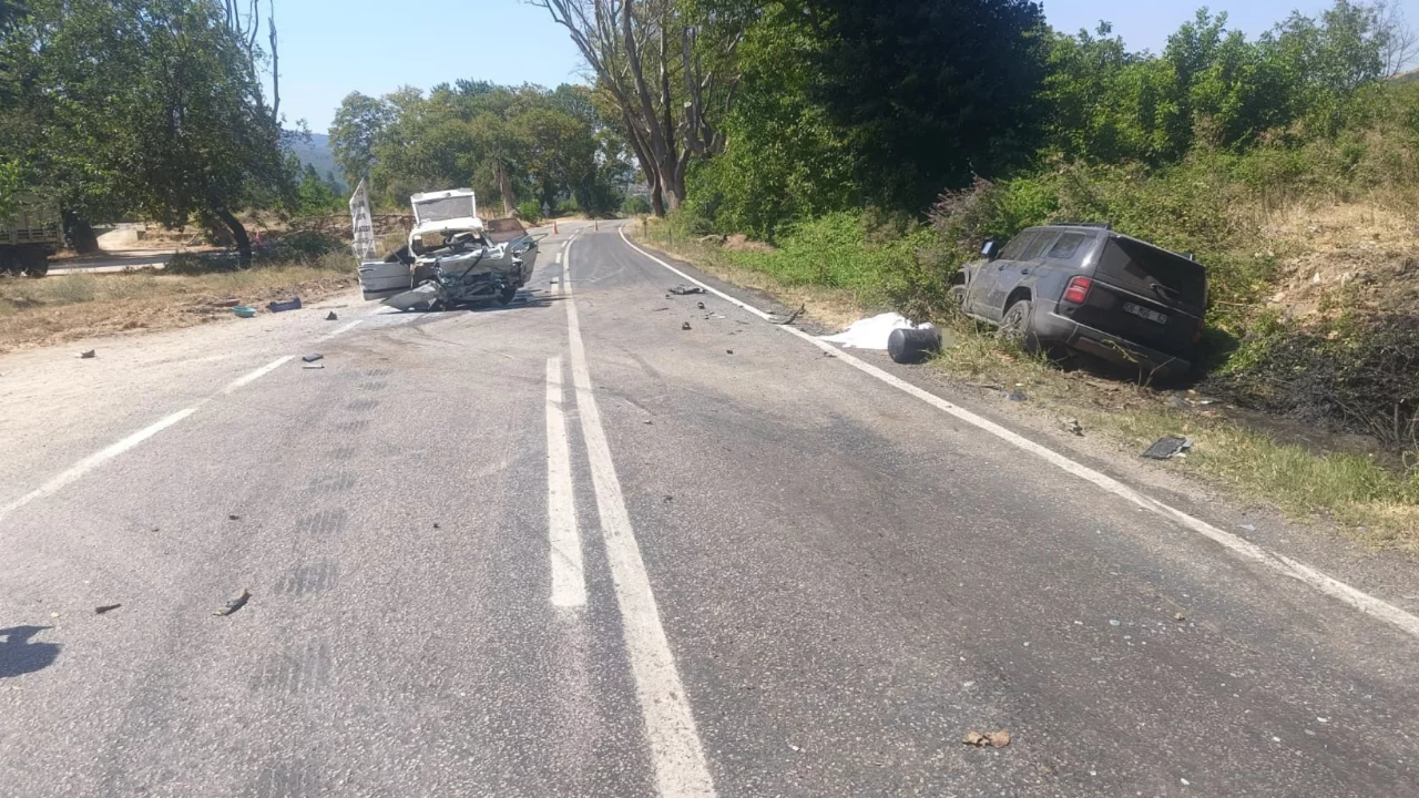 Bir anda karşı şeride ge&ccedil;ti! Feci kaza iki kardeşin hayatına mal oldu...