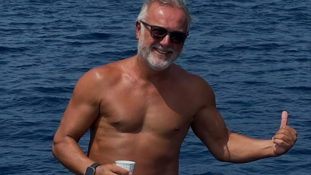 Zafer &Ouml;zt&uuml;rk'ten Kaş Kalkan'da &ccedil;ifte mesai: Hem tatil yaptı hem Otelini yeni sezona hazırladı