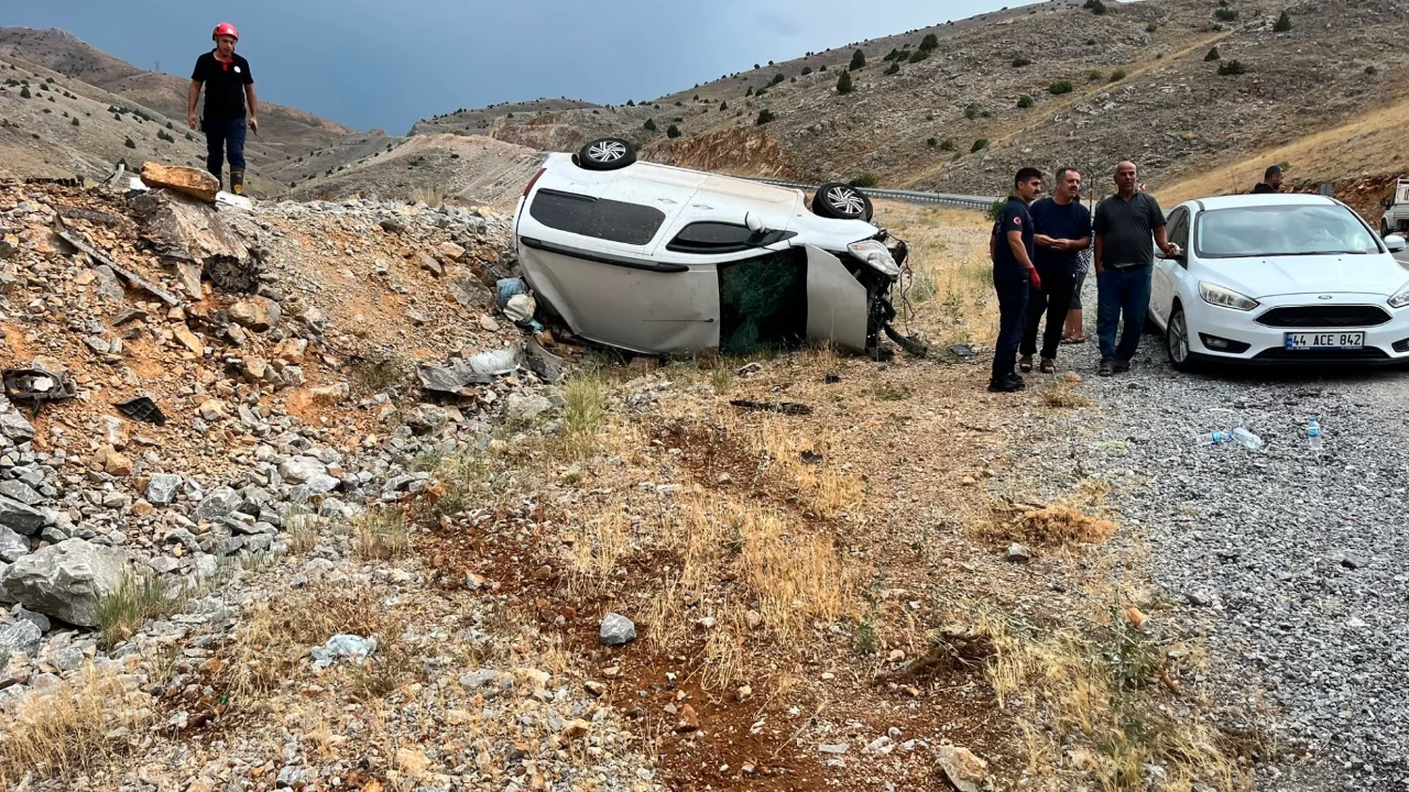 Adıyaman'da feci kaza: Takla atan ara&ccedil;ta 4'&uuml; &ccedil;ocuk 6 kişi yaralandı