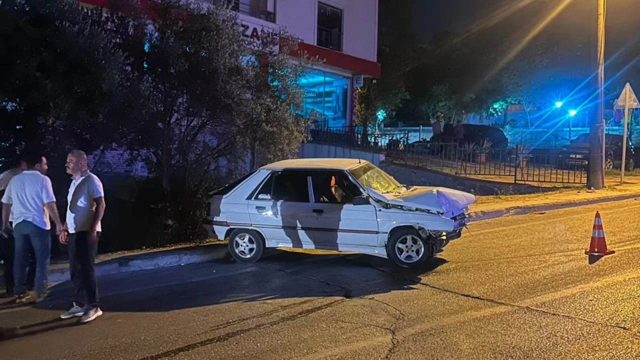 Bursa'da kontrolden çıkan araç aydınlatma direğine çarptı! 