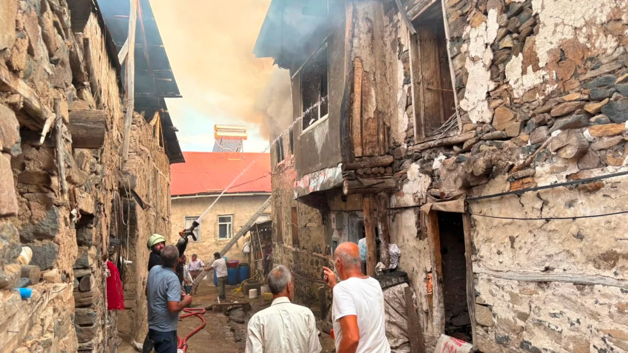 Erzincan Kemaliye'de yangın: Kışlacık köyünde 8 ev zarar gördü