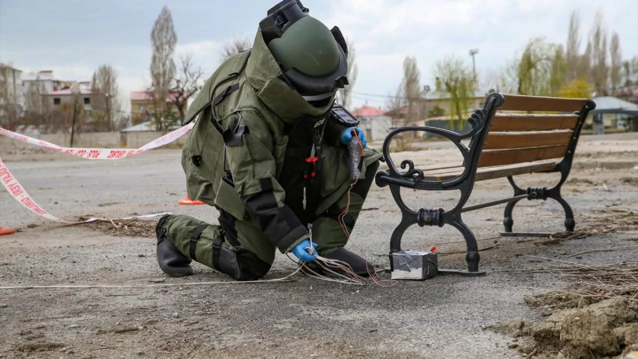Berlin'de İkinci Dünya Savaşı'ndan kalma bomba alarmı: 5 bin 600 hane tahliye edildi