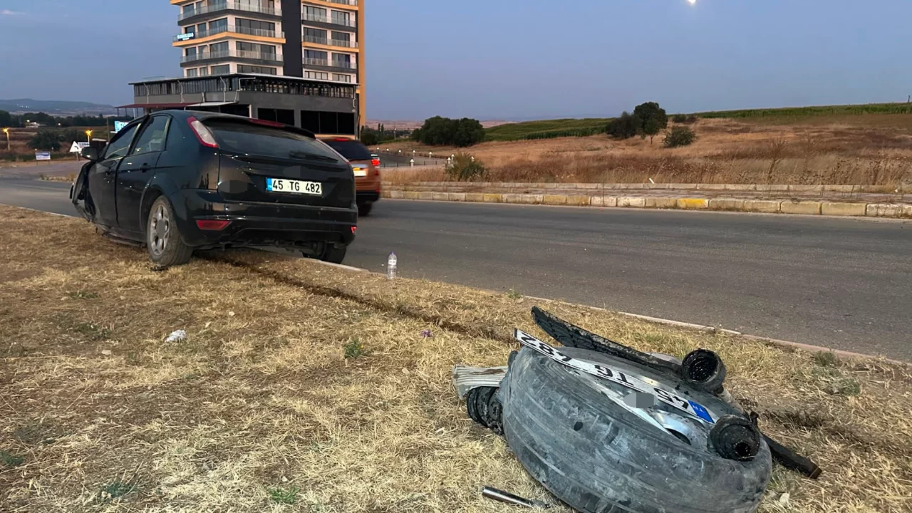 Uşak'ta otomobil ref&uuml;je &ccedil;ıktı: Karı koca yaralandı
