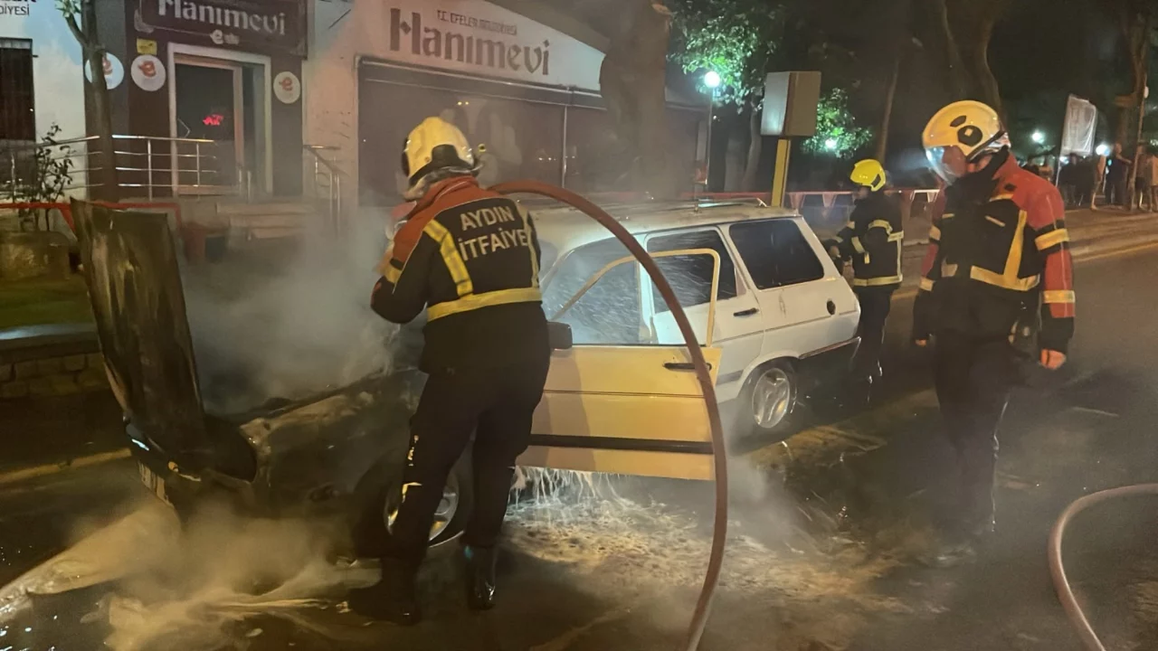 Aydın Efeler'de seyir halindeki otomobil alevlere teslim oldu