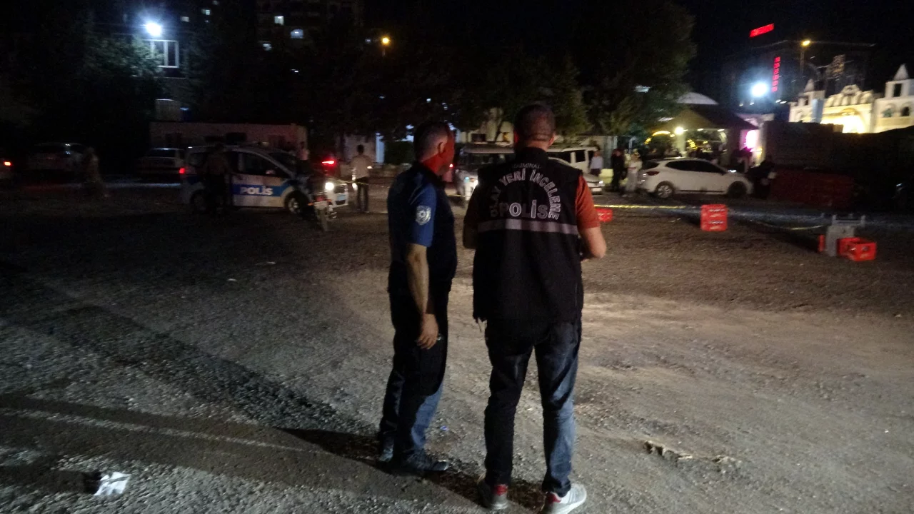 Malatya'da d&uuml;ğ&uuml;nde kız meselesi kavgası: 1 kişi tabancayla vuruldu