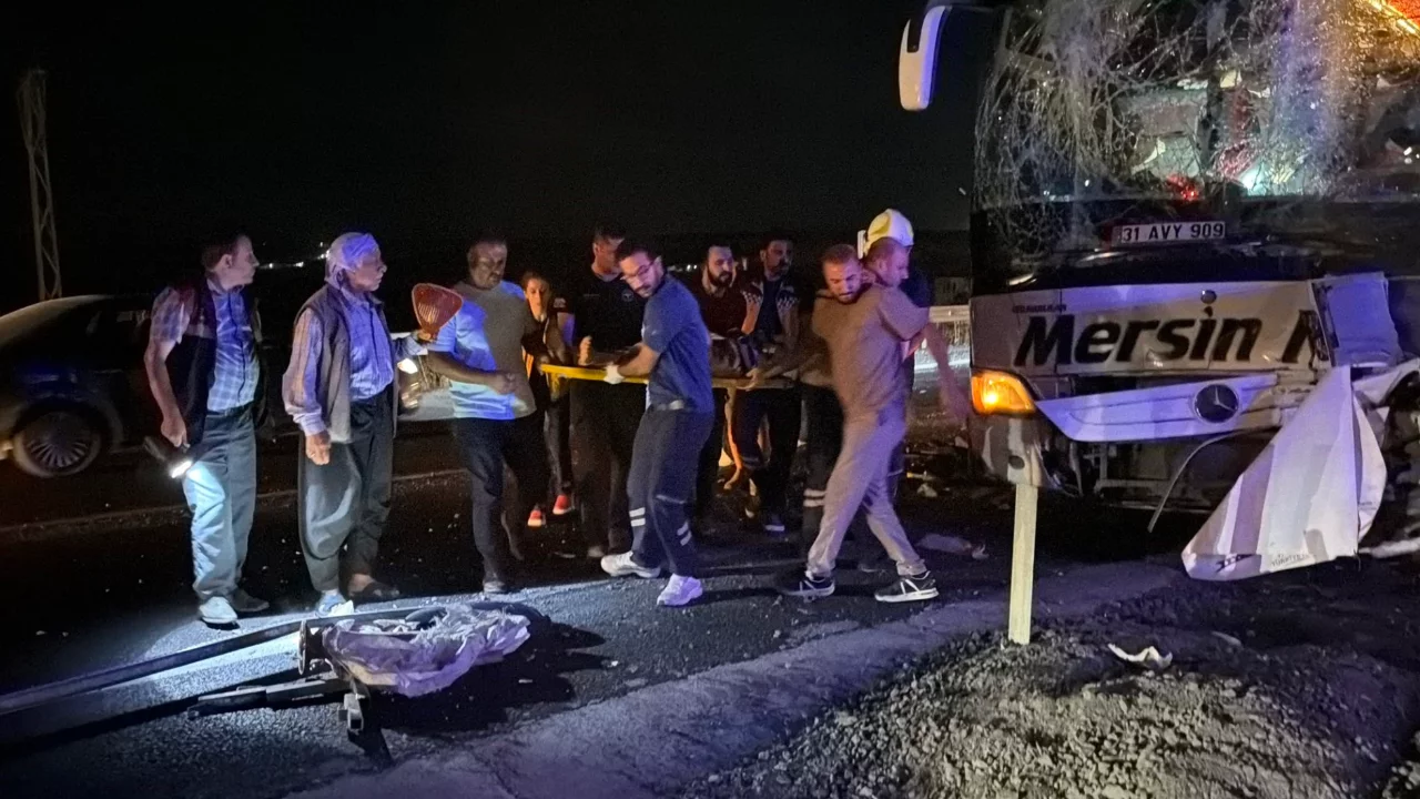 Ahlat'taki kutlamadan d&ouml;nenleri taşıyan otob&uuml;s kaza yaptı: 13 yaralı