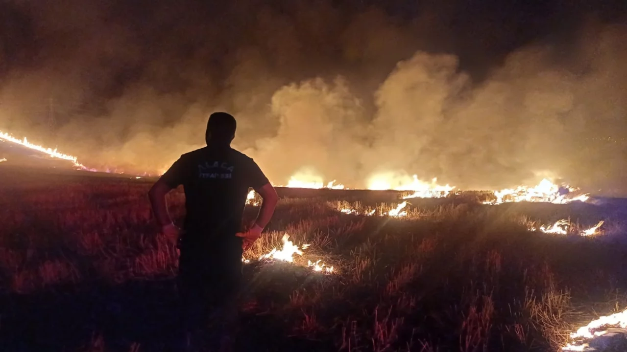 &Ccedil;orum'da 7 k&ouml;y&uuml; alarma ge&ccedil;iren yangın: Ekiplerin m&uuml;dahalesi s&uuml;r&uuml;yor