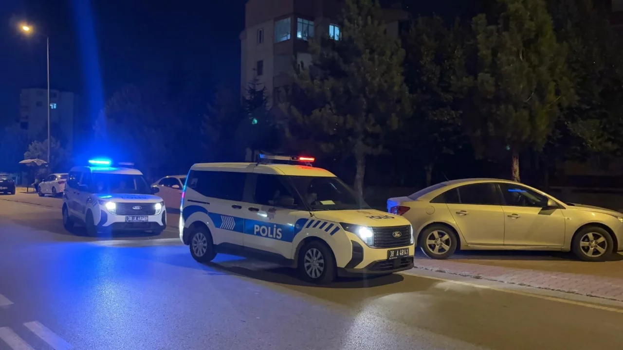 Kayseri'de komşu kavgası kanlı bitti: Kaldırım taşıyla başına vurdu