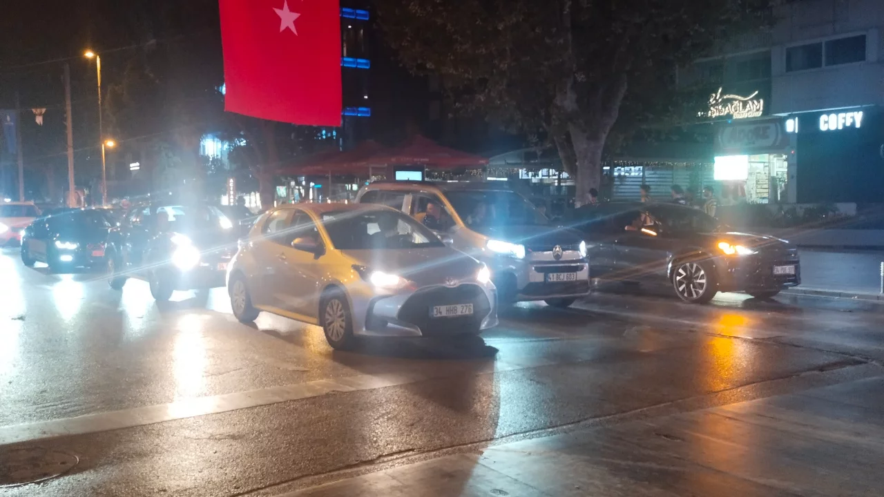 Fenerbah&ccedil;e'nin Lyon zaferi İstanbul'u ayağa kaldırdı! Bağdat Caddesi'nde Şampiyonlar Ligi coşkusu