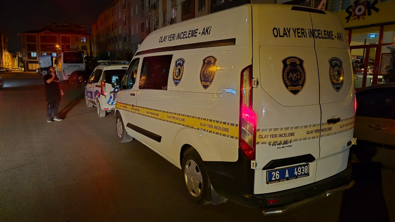 Eskişehir'de evinde kalp krizi ge&ccedil;iren 55 yaşındaki adam ambulansta hayatını kaybetti
