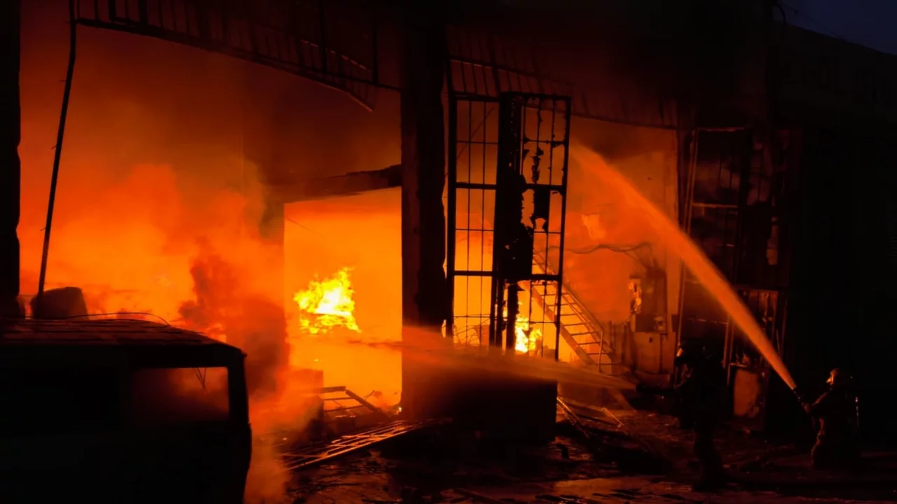 Bursa'da m&uuml;h&uuml;rlenen fabrika alev alev yandı! Yangın 3 iş yerine sı&ccedil;radı...