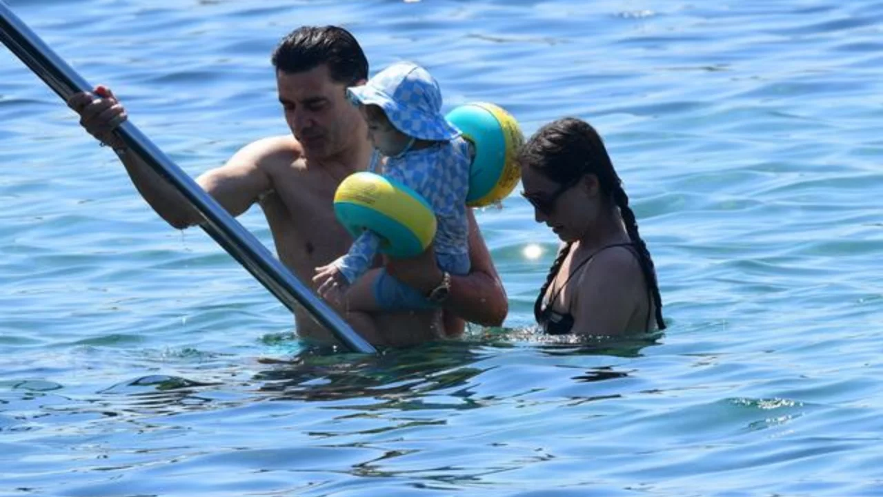 Cansel El&ccedil;in ailesiyle Bodrum'da g&ouml;r&uuml;nt&uuml;lendi!