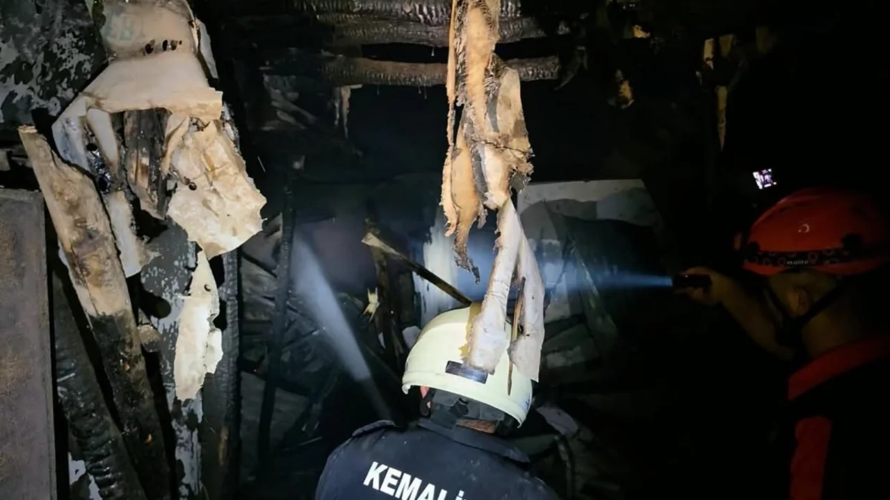 K&ouml;y yangınında 10 ev hasar g&ouml;rd&uuml;