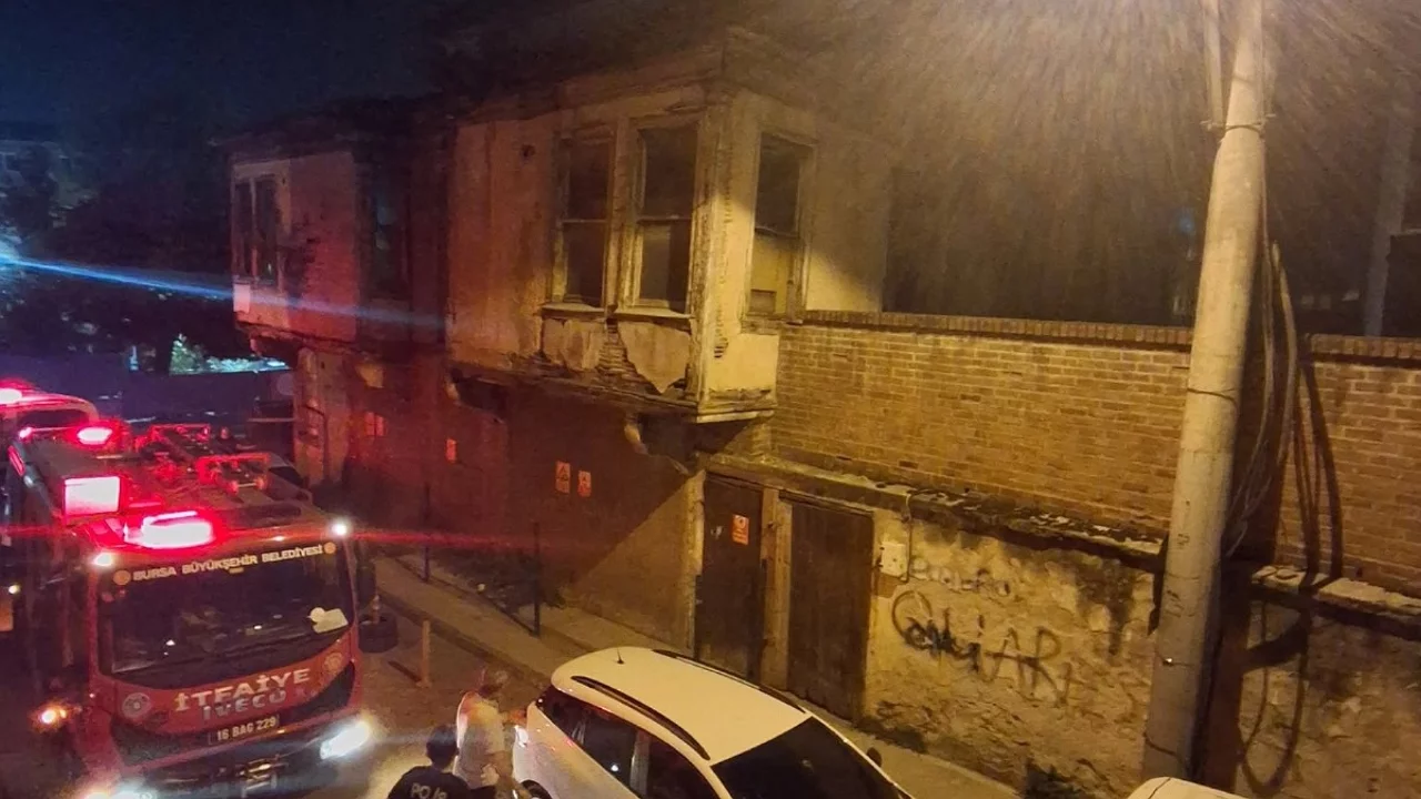 Bursa'da Papazın Evi &ccedil;&ouml;kt&uuml;! Yıllara meydan okuyordu...