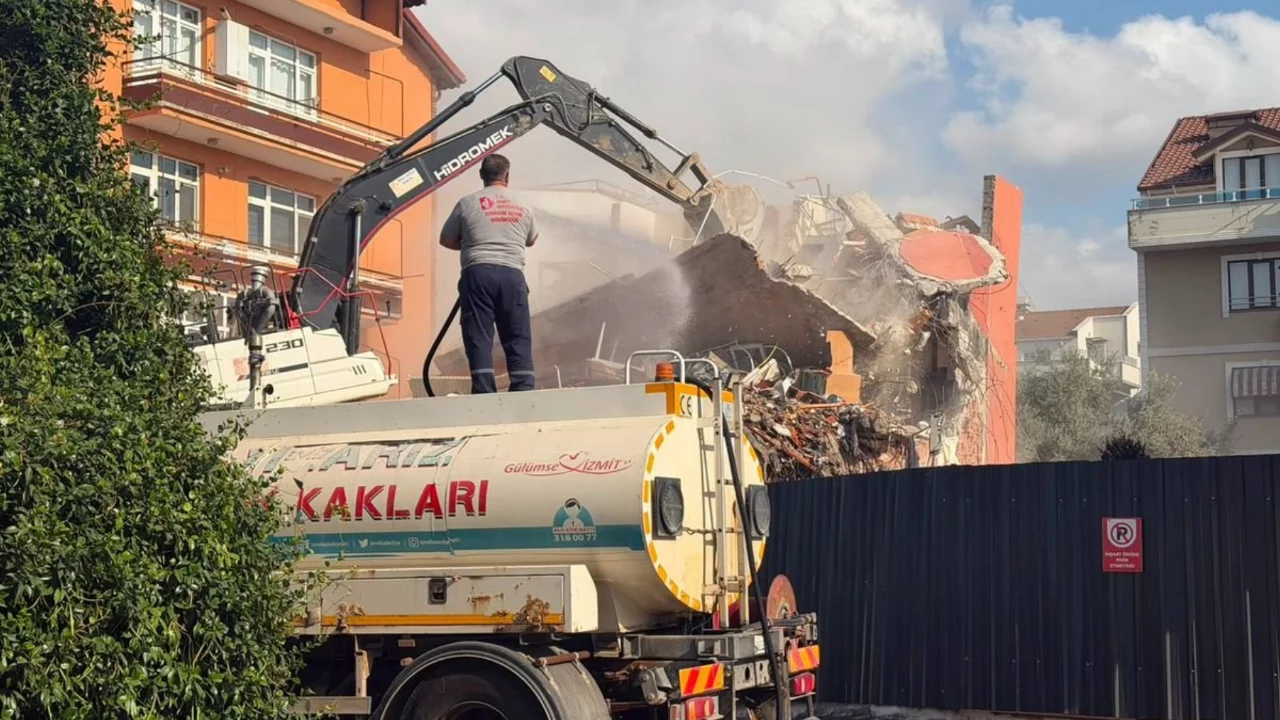 İzmit'te temel kazısı faciası: 3 katlı bina yan yattı, yıkıldı