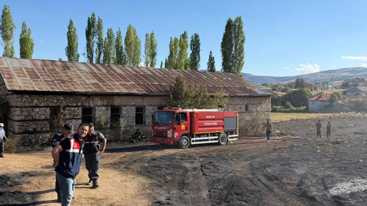 Konya Bozkır'da saman y&uuml;kl&uuml; kamyon alev alev yandı