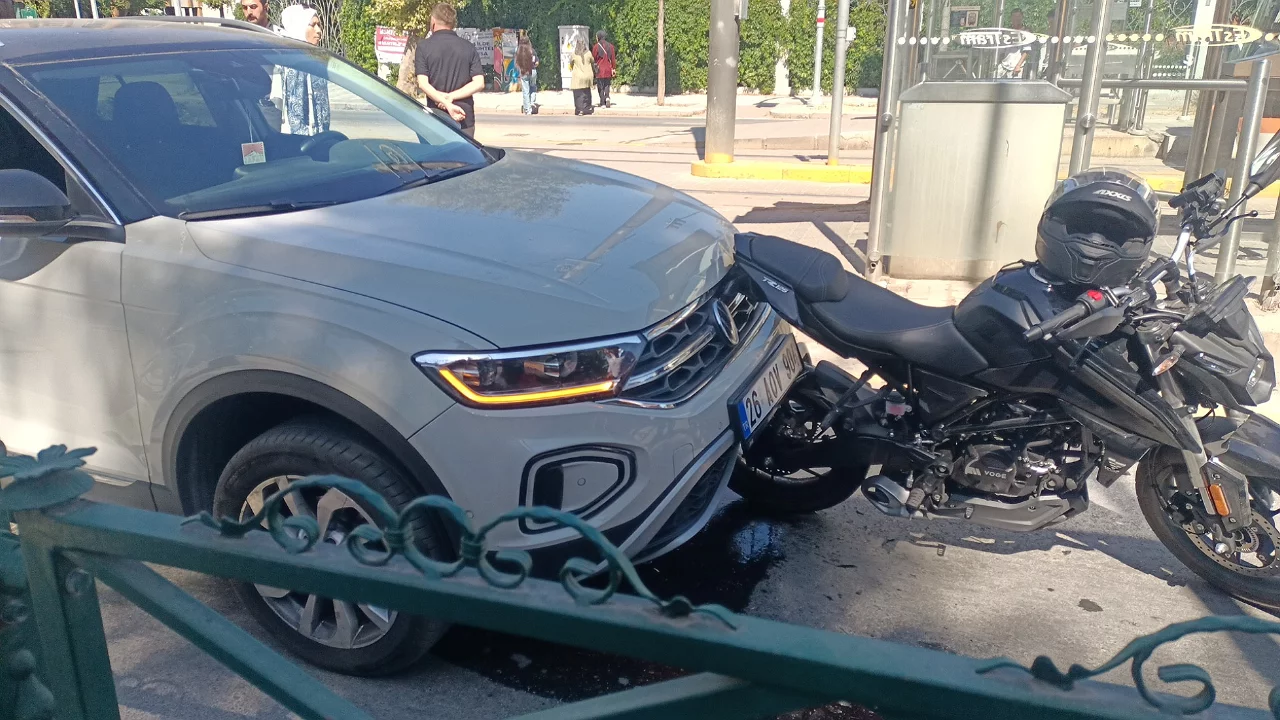 Yayalara yol veren motosikletliye otomobil &ccedil;arptı